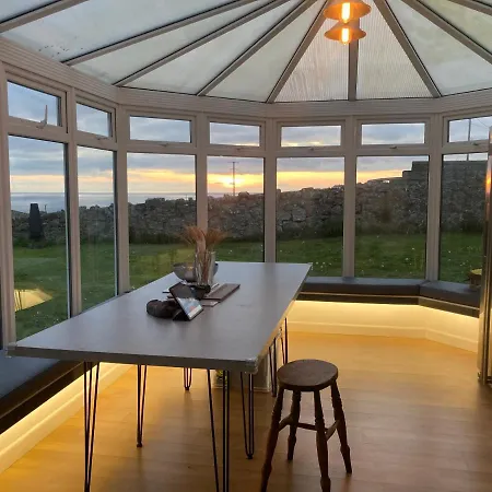 Lovely Spacious Flat With Sea Views, Sunsets, Garden And Woodburner