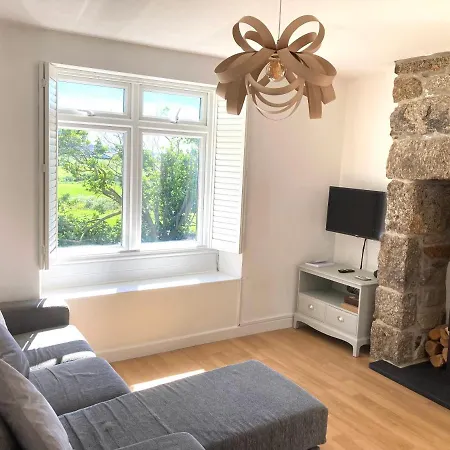Lovely Spacious Flat With Sea Views, Sunsets, Garden And Woodburner Apartment *